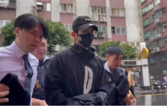 修杰楷(中)10月21日被拘提到案。 图源:台媒
