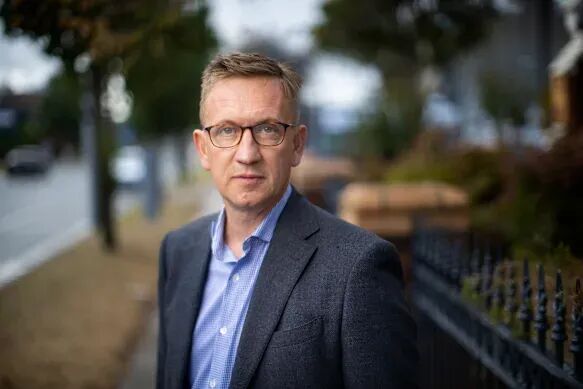 Assistant Minister for Citizenship Julian Hill says people should be able to expect to receive help from a qualified migration agent.